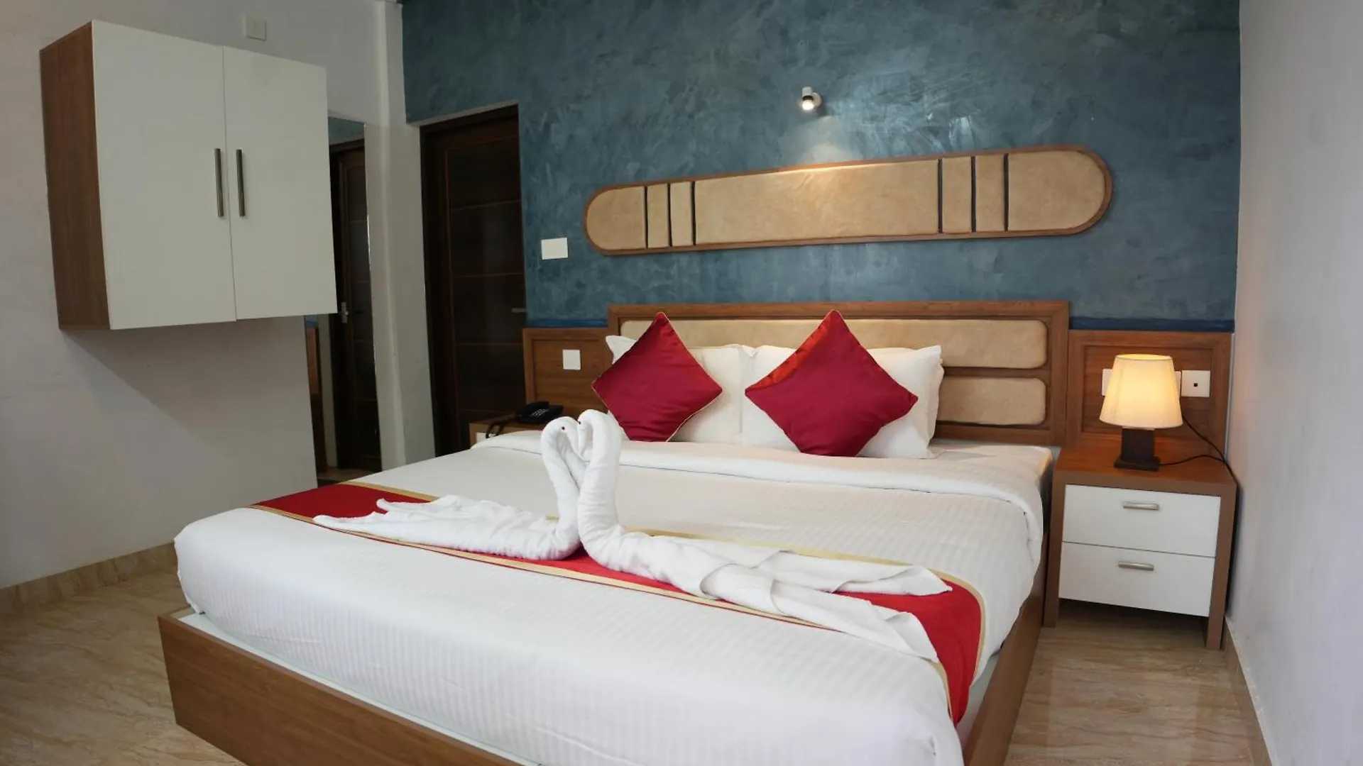 Sapphire Mansion Pool Villa Vagamon Bed & Breakfast